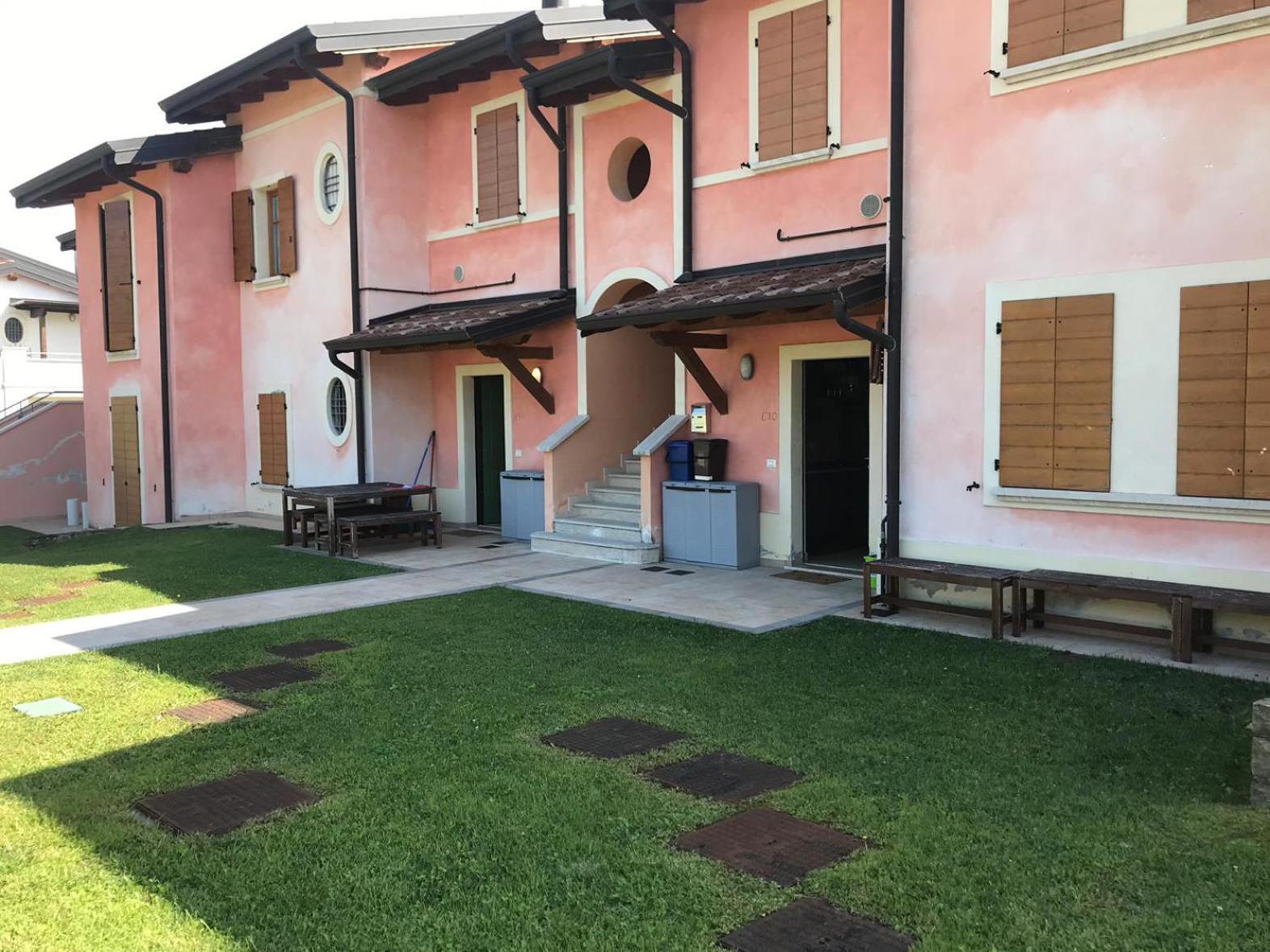 The Flowers - Apartments With Private Garden In Residence With Pool Manerba del Garda Extérieur photo
