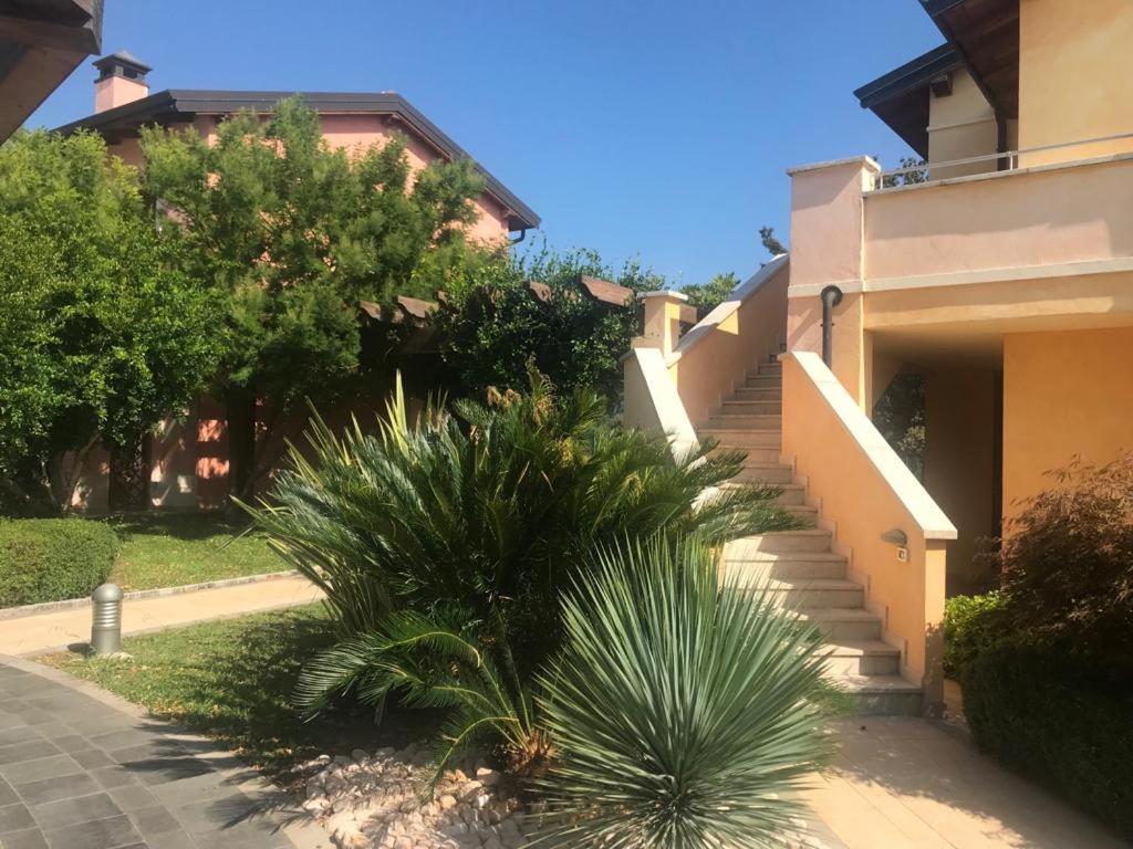 The Flowers - Apartments With Private Garden In Residence With Pool Manerba del Garda Extérieur photo