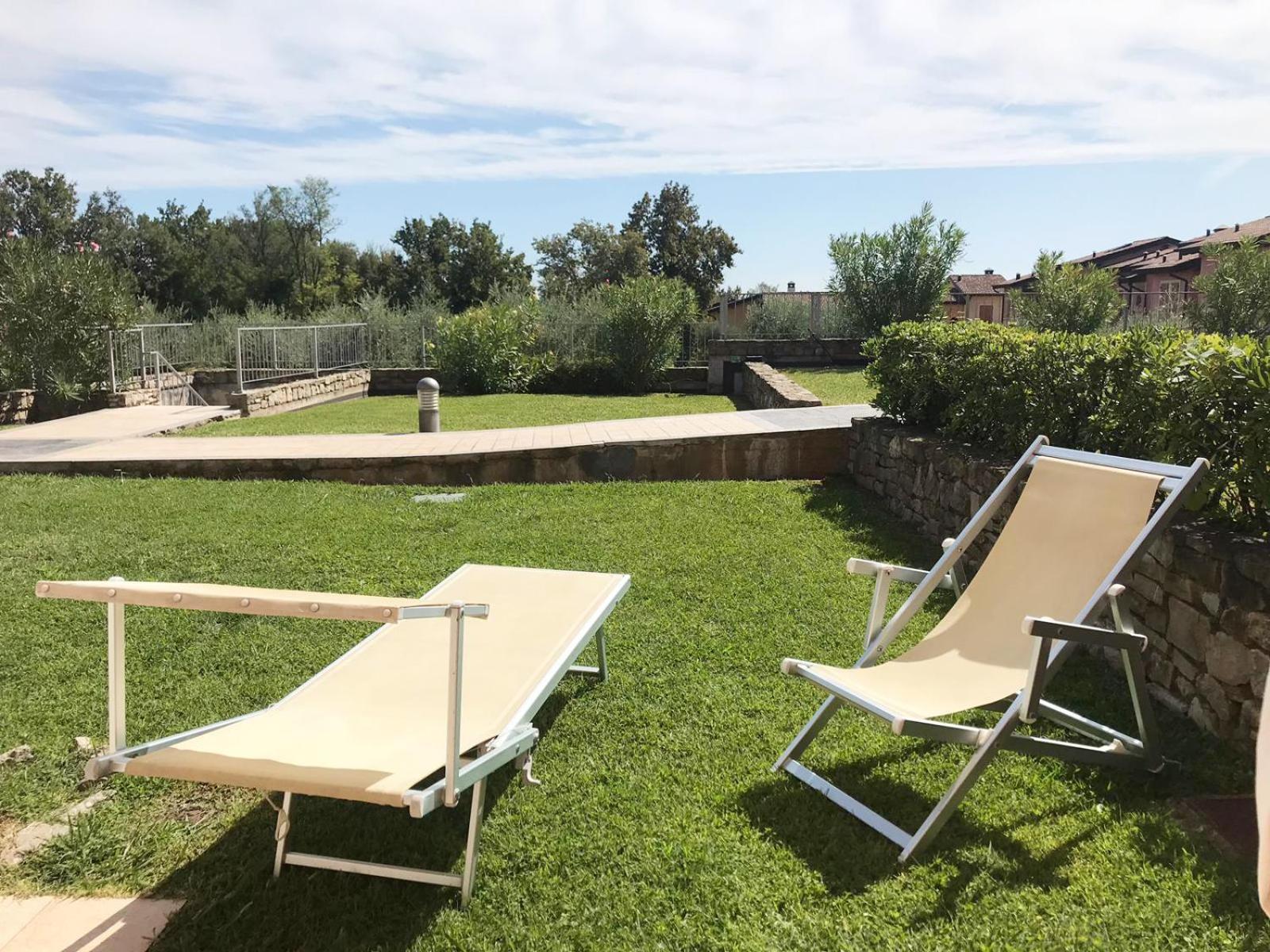 The Flowers - Apartments With Private Garden In Residence With Pool Manerba del Garda Extérieur photo