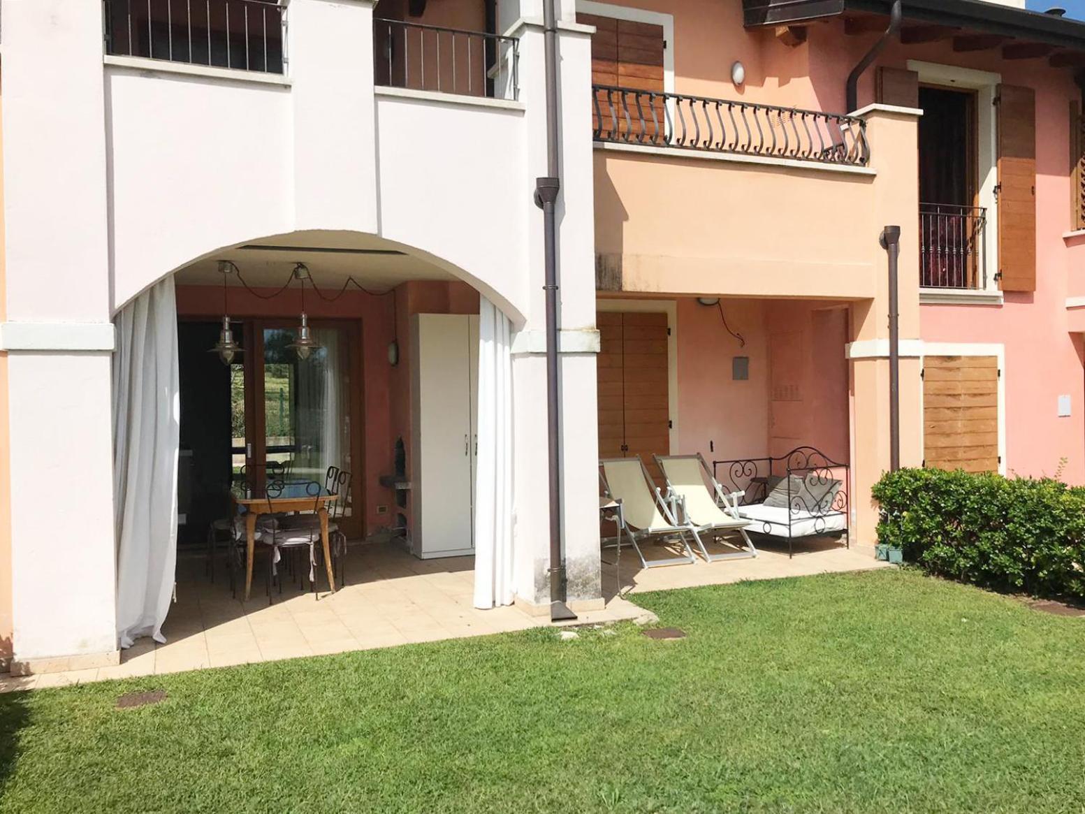 The Flowers - Apartments With Private Garden In Residence With Pool Manerba del Garda Extérieur photo